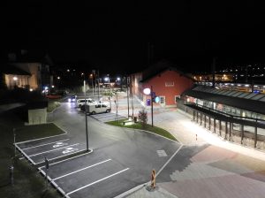 Nachtaufnahme ÖBB Bahnhof-Vorplatz in Jenbach, Bauleitung HSC-Baumanagement