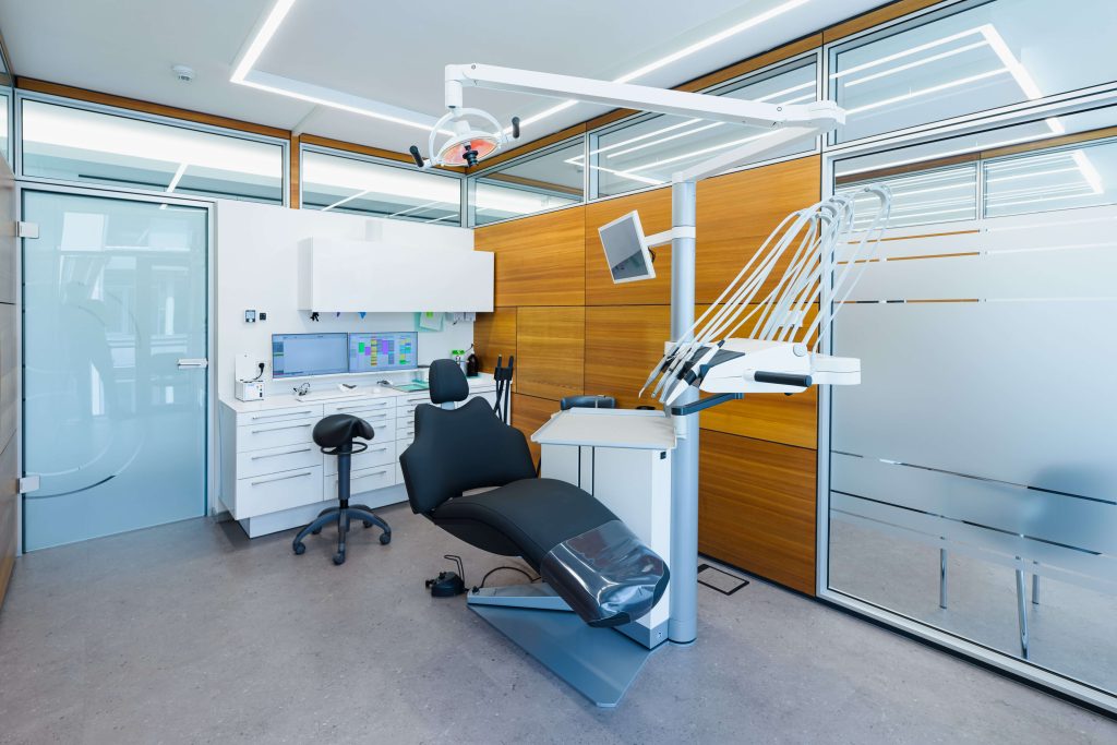 Behandlungsraum Zahnarztpraxis im Quartier am Brandgut in Wattens, HSC-Baumanament